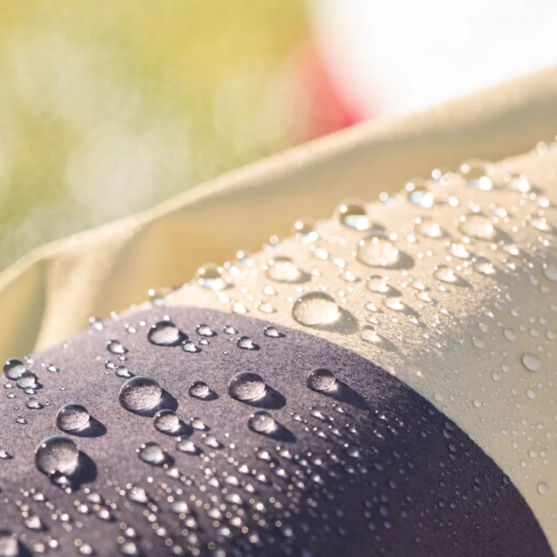 撥水生地の表面で水滴が玉になっているところ