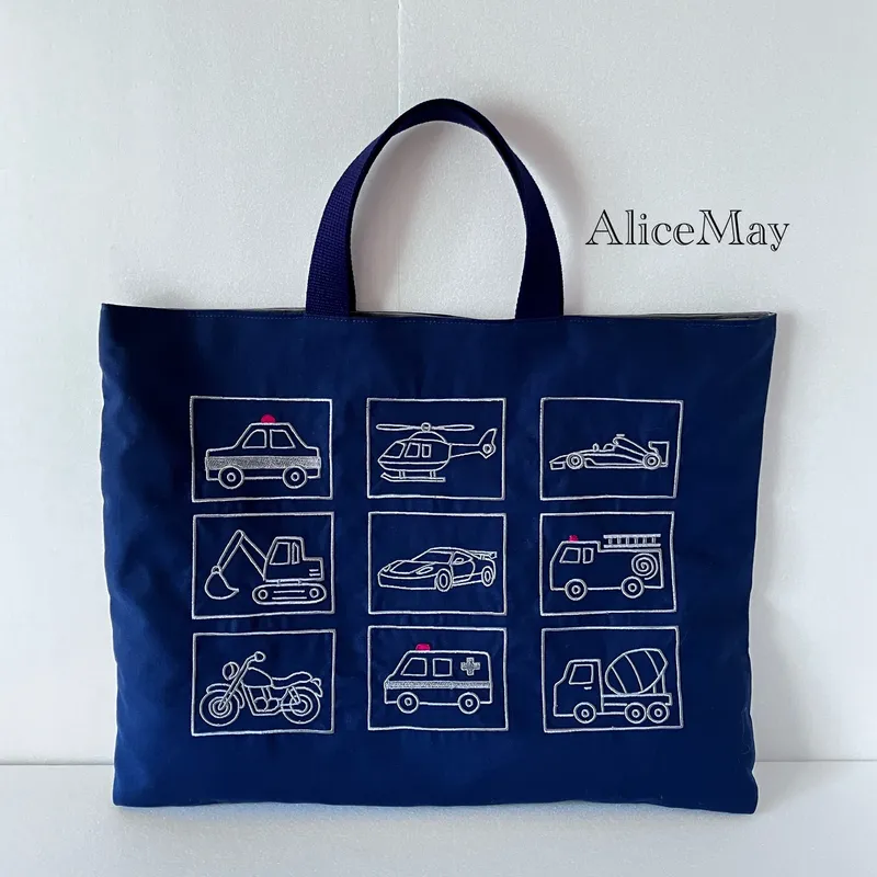 はたらく車の刺繍を入れた紺色のレッスンバッグ