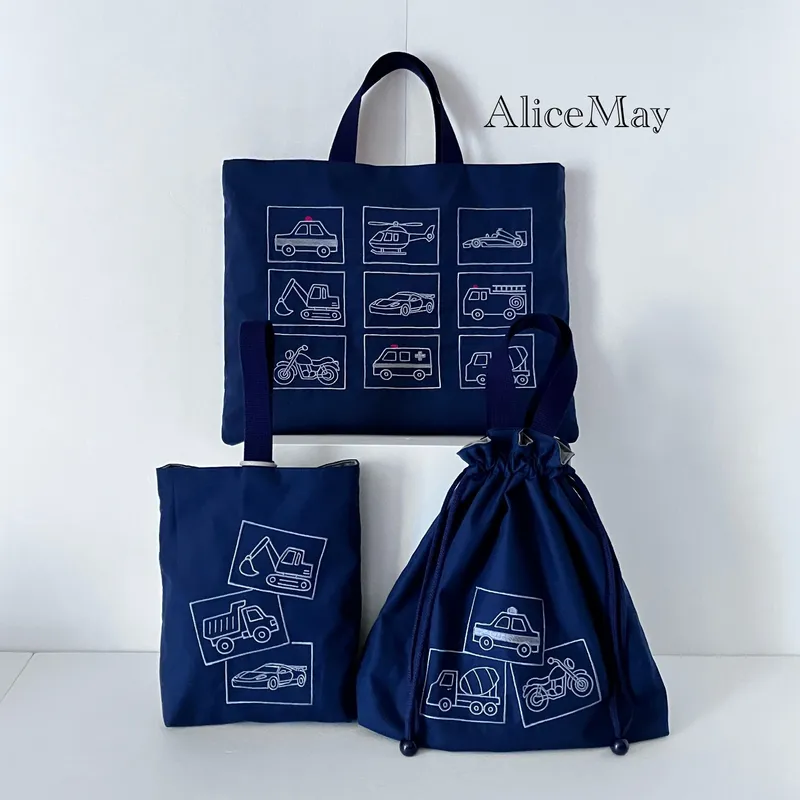 はたらく車の刺繍を入れた紺色の3点セット